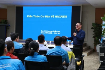 Bác sĩ chuyên khoa 1 Vương Thế Linh, Trưởng Khoa HIV, Trung tâm Kiểm soát bệnh tật tỉnh Bình Dương truyền thông cho công nhân tại khu công nghiệp.