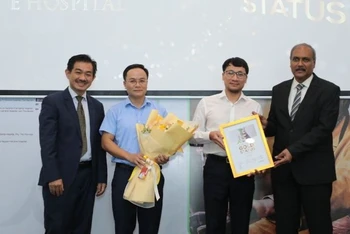 Tiến sĩ, bác sĩ Nguyễn Công Hựu, Giám đốc Bệnh viện E nhận bằng chứng nhận giải vàng về điều trị đột quỵ.