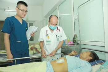 Phó Giáo sư, Tiến sĩ Đỗ Duy Cường thăm khám cho bệnh nhân. 