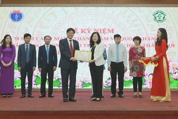 Bộ trưởng Y tế Đào Hồng Lan trao tặng Bằng khen cho Giám đốc Bệnh viện Bạch Mai. 
