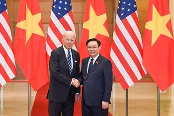 Chủ tịch Quốc hội Vương Đình Huệ và Tổng thống Hoa Kỳ Joe Biden tại buổi hội kiến. (Ảnh: DUY LINH)