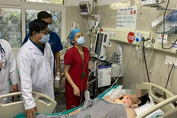 Bệnh nhân nằm cấp cứu tại Bệnh viện Bạch Mai. 