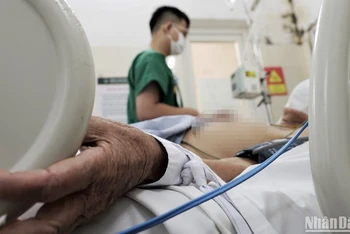 Trường hợp mắc sốt xuất huyết nặng nằm điều trị tại Bệnh viện Bạch Mai.