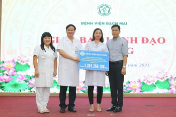 Bệnh viện Bạch Mai đã trao gần 1,4 tỷ đồng ủng hộ gia đình bác sĩ Nhung.