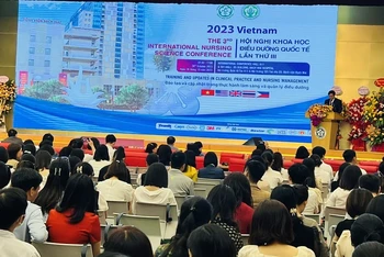 Phó Giáo sư, Tiến sĩ Đào Xuân Cơ, Giám đốc Bệnh viện Bạch Mai phát biểu tại hội nghị. 