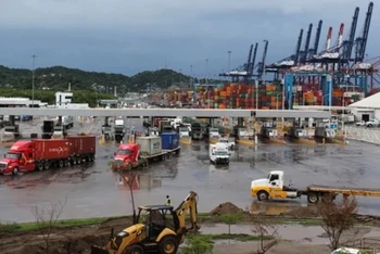 Hàng hóa tập kết tại cảng Manzanillo thuộc bang Colima, Mexico. (Nguồn: Reuters/TTXVN)