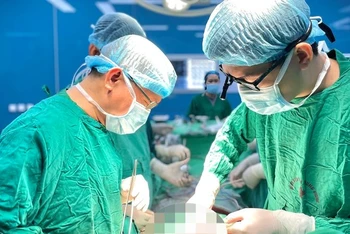 Các bác sĩ tiến hành phẫu thuật cho người bệnh.