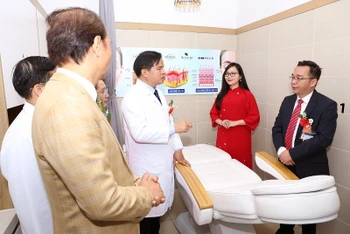 Phó Giáo sư, Tiến sĩ Đào Xuân Cơ, Giám đốc Bệnh viện Bạch Mai chúc mừng khai trương đơn vị Laser- Chăm sóc da và Thẩm mỹ da tại Khoa Da liễu.