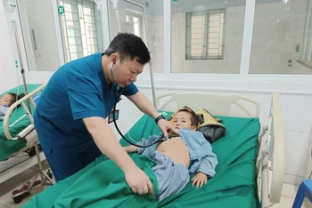 Bệnh nhi ngộ độc quả hồng châu điều trị tại Bệnh viện Đa khoa tỉnh Hà Giang.