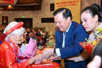 Bí thư Thành ủy Đinh Tiến Dũng thăm hỏi, tặng quà Mẹ Việt Nam Anh hùng tại hội nghỊ.