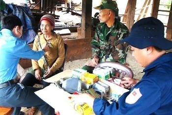 Bác sĩ Đội K51 khám bệnh cho người dân tỉnh Mondulkiri.