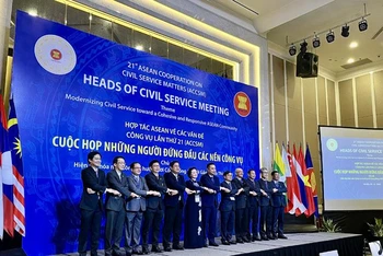 Những người đứng đầu các nền công vụ chụp ảnh lưu niệm.