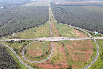 Nút giao Quốc lộ 1 với cao tốc TP Hồ Chí Minh-Long Thành-Dầu Giây là điểm khởi đầu tuyến cao tốc Dầu Giây-Tân Phú-Bảo Lộc.