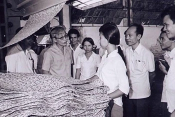 Bí thư Thành ủy TP Hồ Chí Minh Võ Văn Kiệt thăm Nhà máy dệt Việt Thắng. (Ảnh: tư liệu)