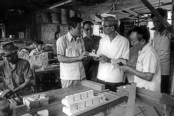 Bí thư Thành ủy TP Hồ Chí Minh Võ Văn Kiệt đến thăm một số cơ sở sản xuất đồ chơi và học cụ cho trẻ em, ngày 25/5/1979. (Ảnh tư liệu)