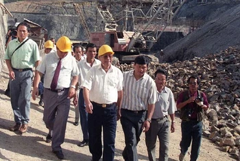 Sáng 14/11/1993, Thủ tướng Chính phủ Võ Văn Kiệt đến thăm và làm việc tại công trường xây dựng Nhà máy thủy điện Thác Mơ (Sông Bé). (Ảnh: Minh Đạo/TTXVN) 