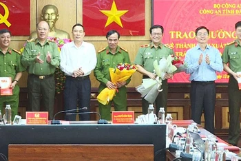 Lãnh đạo tỉnh Đắk Lắk trao thưởng đột xuất cho tới tập luyện thể Công an tỉnh.