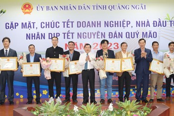 Lãnh đạo tỉnh Quảng Ngãi trao Bằng khen cho các doanh nghiệp có thành tích thực hiện tốt chính sách pháp luật thuế năm 2022.