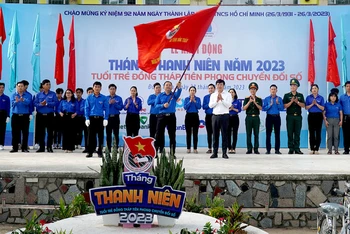 Bí thư Tỉnh ủy Đồng Tháp Lê Quốc Phong trao cờ lệnh phát động ra quân Tháng Thanh niên năm 2023 cho Bí thư Tỉnh đoàn Đồng Tháp Huỳnh Minh Thức.