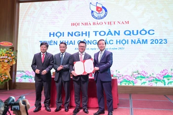 Phó Thủ tướng Trần Hồng Hà trao quyết định phê duyệt điều lệ Hội Nhà báo Việt Nam. (Ảnh: SƠN HẢI) 