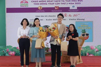 Đại diện Ban tổ chức tặng hoa cho hai tác giả trẻ.