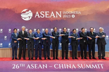 Các nhà Lãnh đạo ASEAN và Thủ tướng Trung Quốc Lý Cường chụp ảnh lưu niệm tại Hội nghị Cấp cao ASEAN - Trung Quốc lần thứ 26. (Ảnh: Tuấn Anh) 