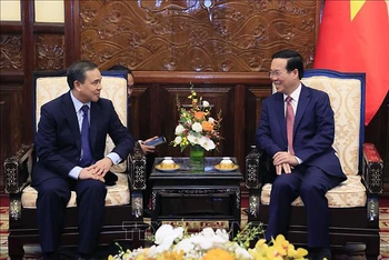 Chủ tịch nước Võ Văn Thưởng tiếp Đại sứ Lào Sengphet Houngboungnuang. (Ảnh: Thống Nhất-TTXVN)