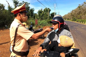 Lực lượng cảnh sát giao thông, Công an tỉnh Đắk Lắk kiểm tra nồng độ cồn các trường hợp tham gia giao thông.