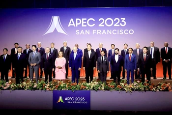 Chủ tịch nước Võ Văn Thưởng với các Nhà lãnh đạo kinh tế APEC. (Ảnh: TTXVN)