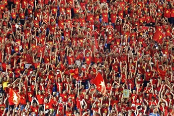 Bầu không khí cuồng nhiệt trong các trận bóng đá. (Ảnh: Trần Hải-Khiếu Minh)