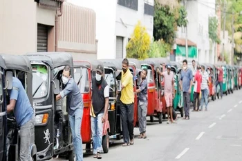 Ảnh minh họa: Dòng xe xếp hàng chờ đổ xăng ở thủ đô Colombo. (Ảnh: REUTERS)