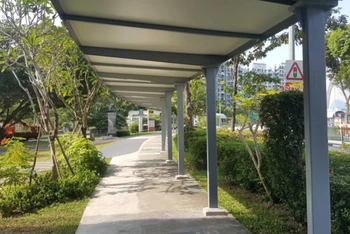 Một đường đi bộ có mái che tại Singapore được xây dựng theo chương trình Walk2Ride. (Ảnh: wanchung.com.sg) 