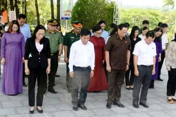 Phó Chủ tịch Quốc hội, Thượng tướng Trần Quang Phương và các đại biểu dâng hương, dâng hoa tại Nghĩa trang liệt sĩ TP Huế. 