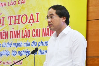 Chủ tịch Ủy ban nhân dân tỉnh Lào Cai Trịnh Xuân Trường gặp gỡ, đối thoại với đoàn viên, thanh niên. (Ảnh: THẢO CHÂU)