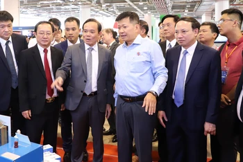 Phó Thủ tướng Trần Lưu Quang tham quan gian trưng bày của Viện Hàn lâm Khoa học và Công nghệ Việt Nam.