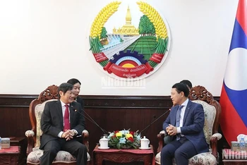 Đại sứ Việt Nam tại Lào Nguyễn Bá Hùng chúc mừng Phó Thủ tướng, Bộ trưởng Ngoại giao Lào Saleumsay Kommasit nhân dịp 48 năm Quốc khánh nước Cộng hòa dân chủ nhân dân Lào. (Ảnh: TRỊNH DŨNG)