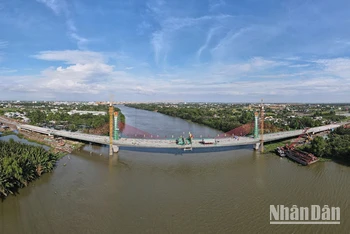 Cầu Vàm Cỏ Tây chính thức hợp long nối liền tuyến đường Vành đai của thành phố kết nối giao thông với các huyện Thủ Thừa, Tân Trụ, Châu Thành (Long An).
