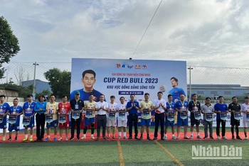Lãnh đạo Hội Liên hiệp Thanh niên Việt Nam, Tỉnh đoàn và Liên đoàn Lao động Long An tặng cờ lưu niệm cho các đội bóng đá.