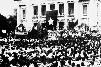 Cuộc mít tinh tại quảng trường Nhà hát Lớn ngày 19/8/1945. (Ảnh tư liệu) 