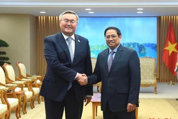 Thủ tướng Phạm Minh Chính đón Phó Thủ tướng, Bộ trưởng Ngoại giao Kazakhstan Mukhtar Tileuberdi. (Ảnh: TRẦN HẢI)