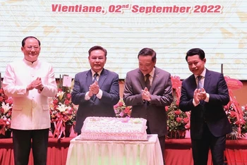 Chủ tịch Quốc hội Lào Saysomphone Phomvihane, các Phó Thủ tướng Chính phủ Lào: Sonexay Siphandone; Saleumxay Kommasith, Bộ trưởng Ngoại giao Lào và Đại sứ Nguyễn Bá Hùng.