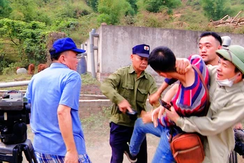 Cán bộ, nhân viên Nhà máy giấy Thuận Phát có hành vi giằng co, gạt thiết bị tác nghiệp của phóng viên Báo Dân Việt.