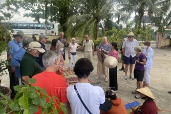 Du khách trên du thuyền Silver Muse chọn tour tham quan làng nghề truyền thống ở ngoại ô phố Nha Trang. (Ảnh: TTXVN)