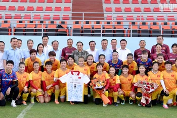 Thủ tướng Phạm Minh Chính chụp ảnh lưu niệm với toàn thể Đội tuyển bóng đá nữ Việt Nam. 