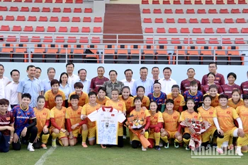 [Ảnh] Thủ tướng Phạm Minh Chính thăm, động viên Đội tuyển bóng đá nữ Việt Nam 