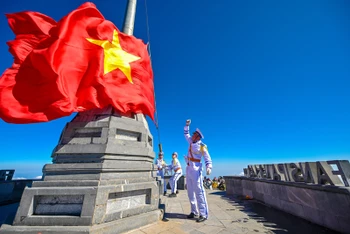 Lễ thượng cờ trên đỉnh Fansipan, Sa Pa. 