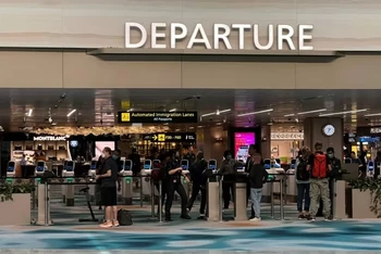 Bắt đầu từ năm 2024, sân bay Changi của Singapore sẽ triển khai thủ tục thông quan tự động, không cần hộ chiếu. (Ảnh: CNA)
