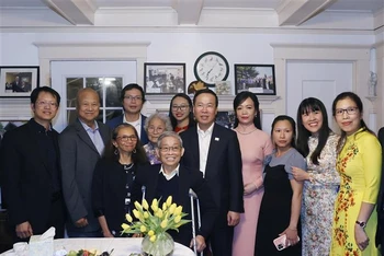 Chủ tịch nước Võ Văn Thưởng và Phu nhân thăm gia đình Việt kiều Phạm Văn Tịch. (Ảnh: TTXVN) 