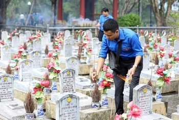 Dâng hương nghĩa trang liệt sĩ quốc gia đường 9. Ảnh: Duy Linh