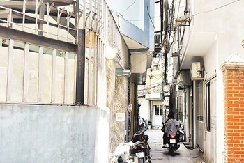 Chung cư mini trong khu dân cư đông đúc.